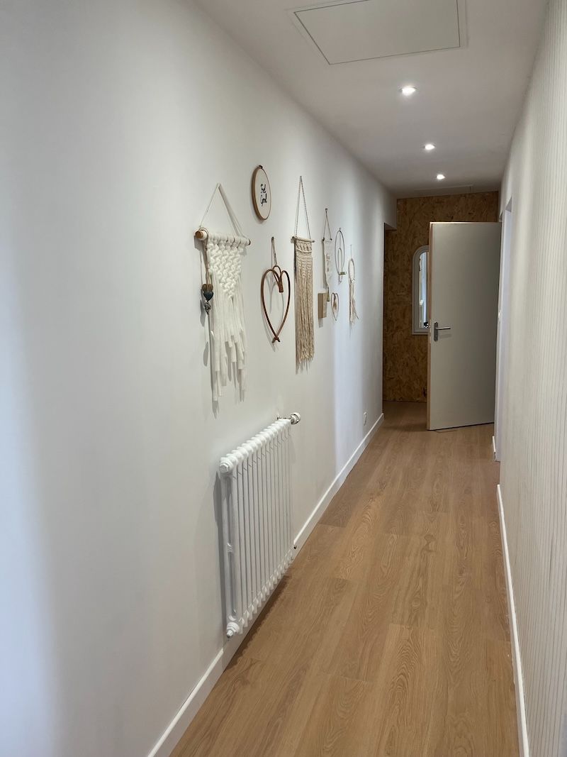 gite-puy-du-fou-vue-etang-deco-couloir